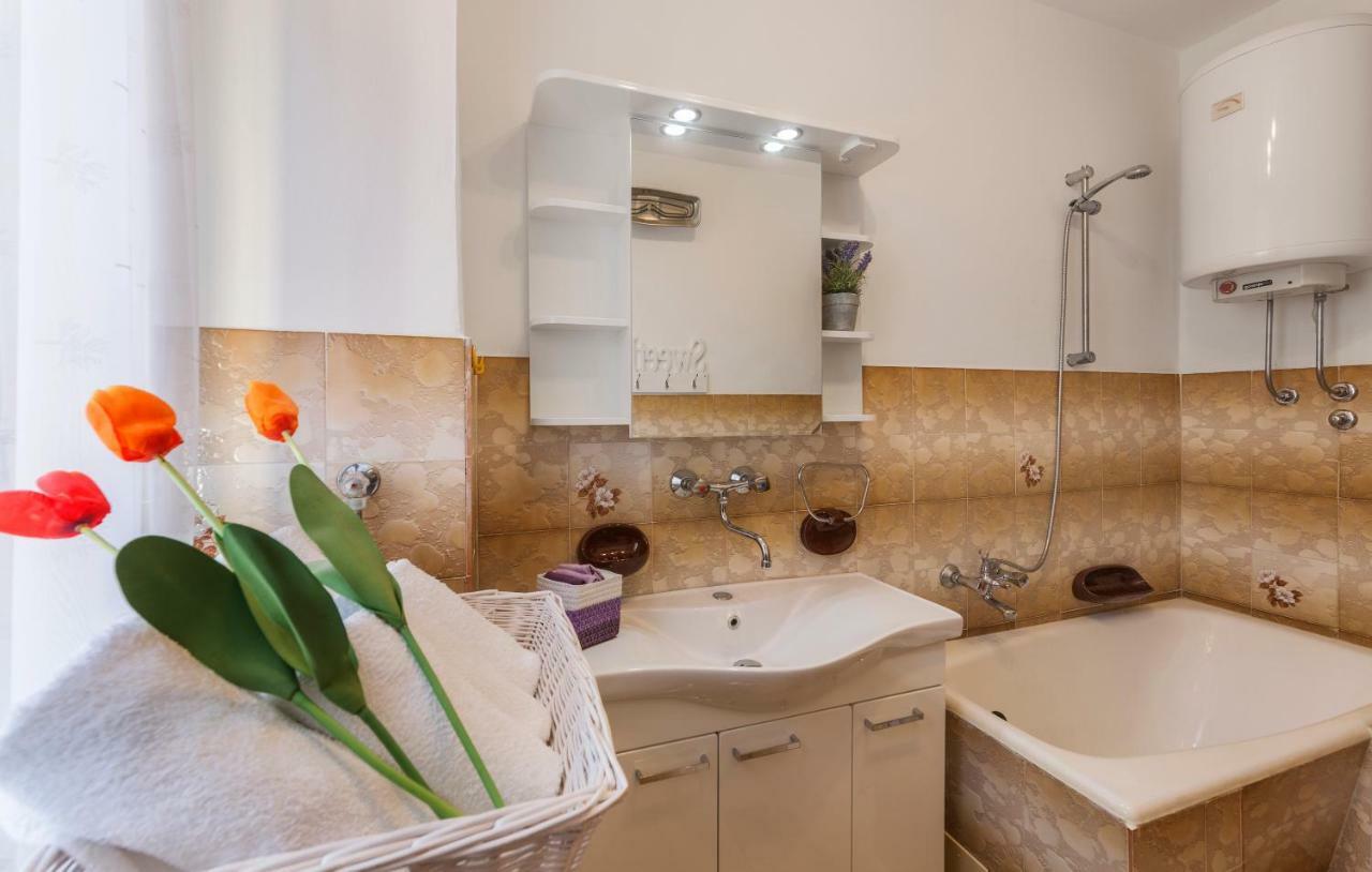 PUY Two Bedroom Apartment, Nice Neighborhood, Free Parking, Wifi מראה חיצוני תמונה